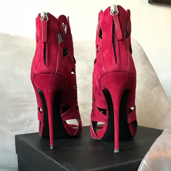 GIUSEPPE ZANOTTI


PRE-OWNED | Floral Cut-outs Suede Booties | Size 39.5 - Picture 4 of 8